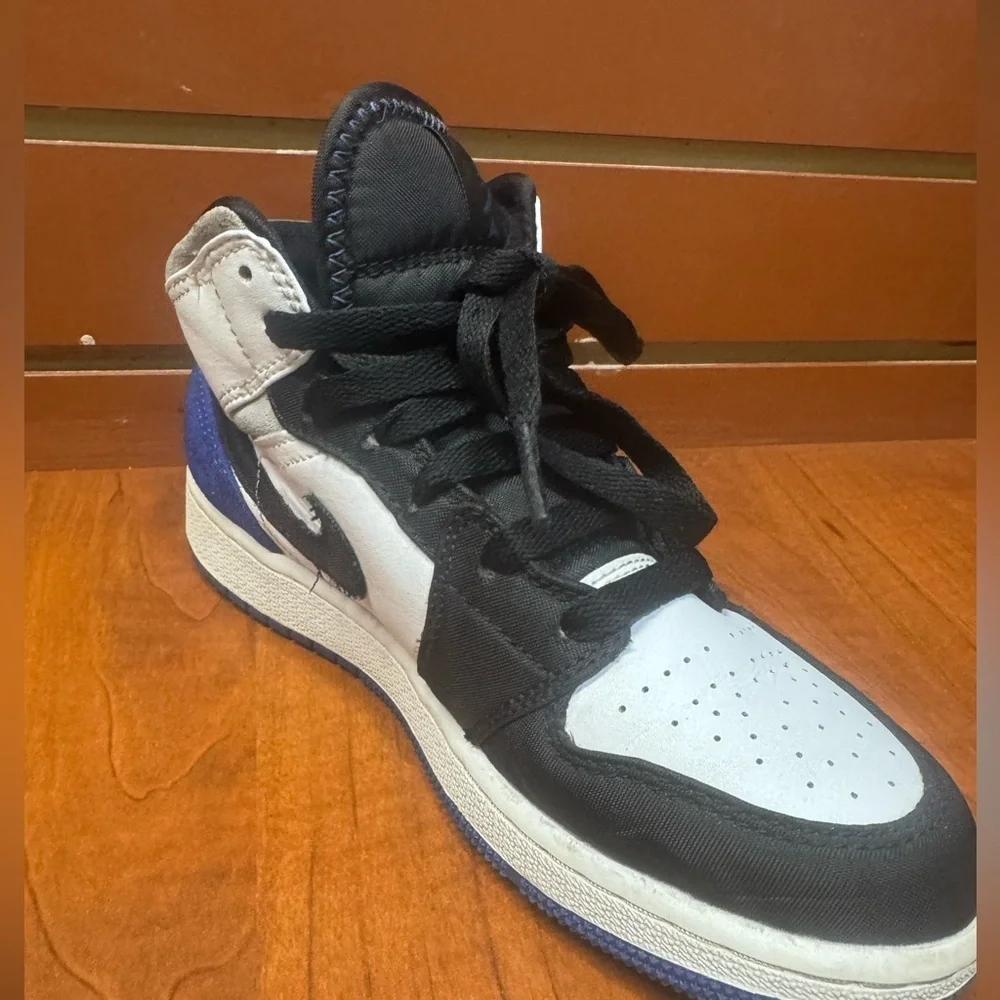 Jordan Men's Black, White, and Blue Sneakers